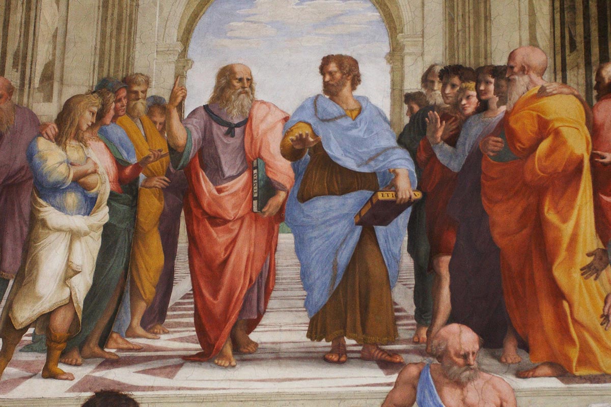 Platon (till vänster) diskuterar med sin elev Aristoteles. Platon pekat mot sin idévärld medan Aristoteles håller sig på jorden.