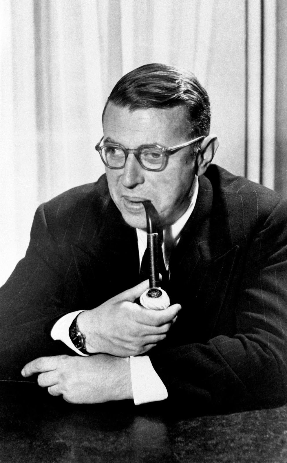 Sartre i sitt arbetsrum under mitten av 1940-talet.