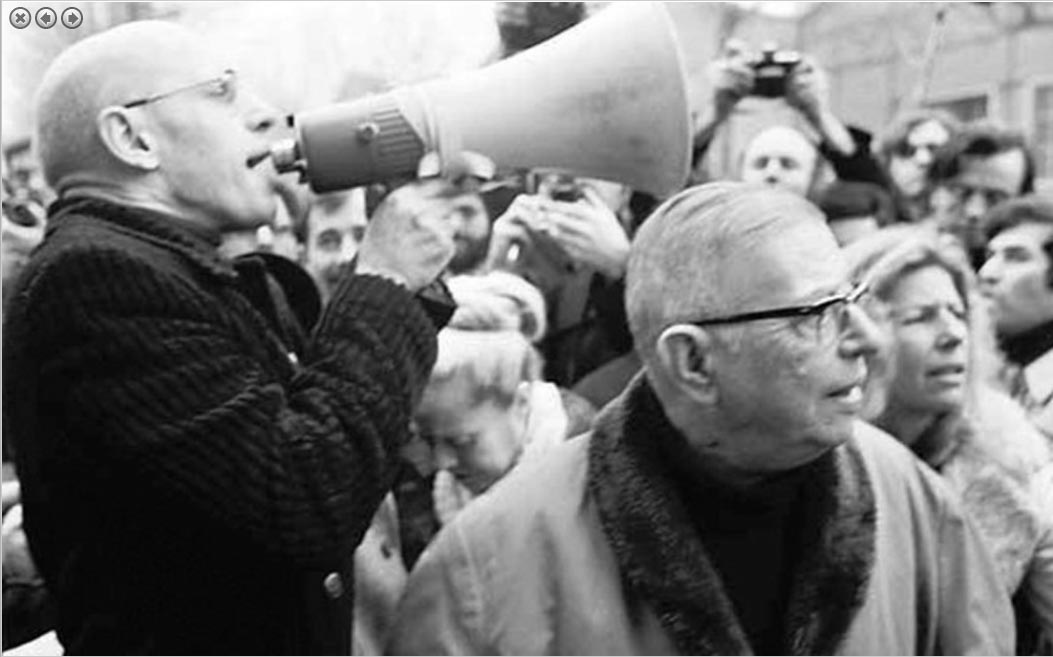 Sartre går i spetsen under studentupproren i Paris 1968.