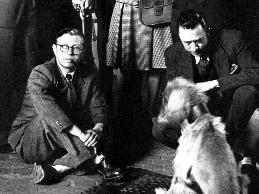 Sartre tillsammans med vännen och författaren Albert Camus.