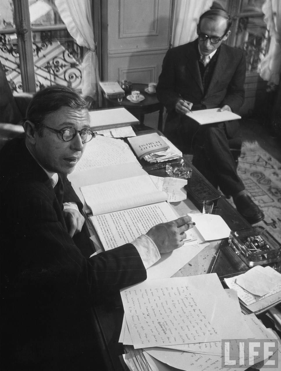 Sartre i sitt arbetsrum under mitten av 1940-talet.